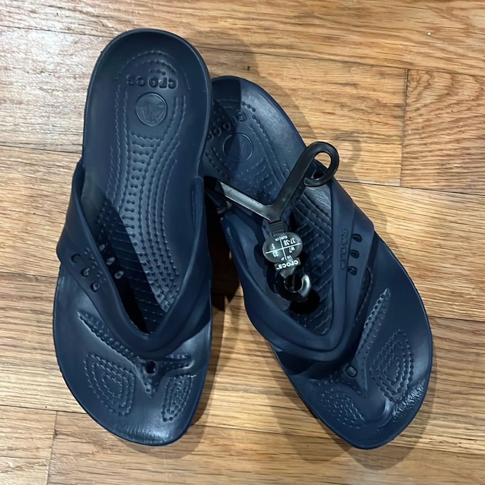 NWOT Crocs Flip Flops Size 7